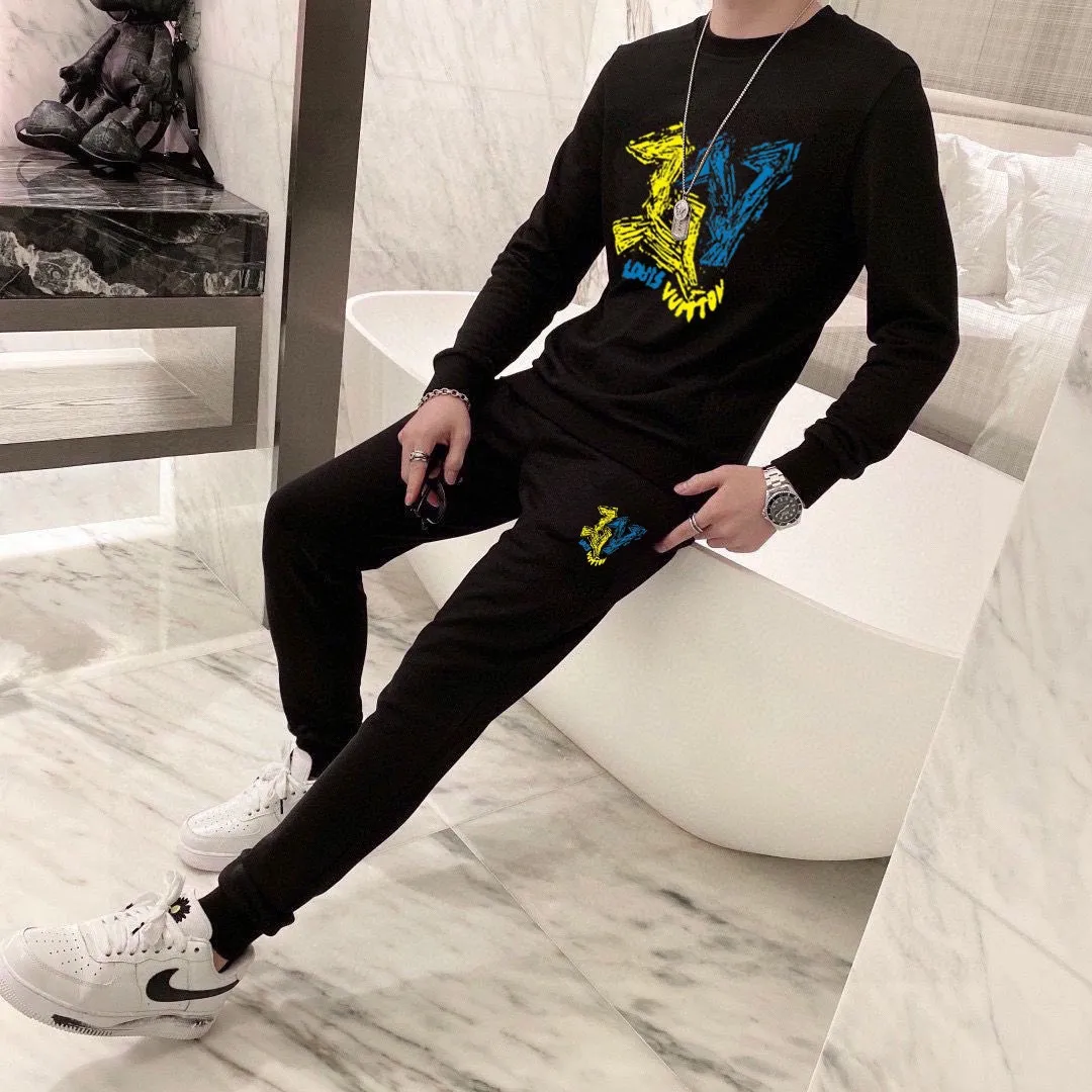 🅿️380 [LV Louis Vuitton] (Fat Man Gospel) hot-selling suit is coming. Focus on the original version of the official website. 2025 new hot-selling sweatshirt suit. The original order is hard to buy🇭🇰. It is the meticulous work of top designers for a fitting and perfect upper body effect. All-natural high-quality Roman cotton 100%, close-fitting comfort, noble and elegant! Original hardware embodies elegance and nobility! Counter size: M-5XL (maximum wear up to 220 pounds)
